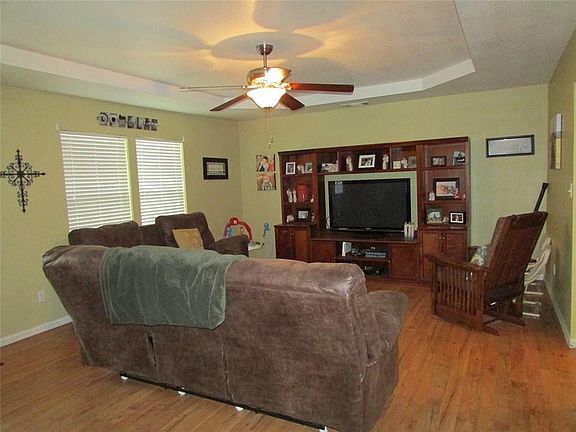 3rd image of 1111 W Pecan St