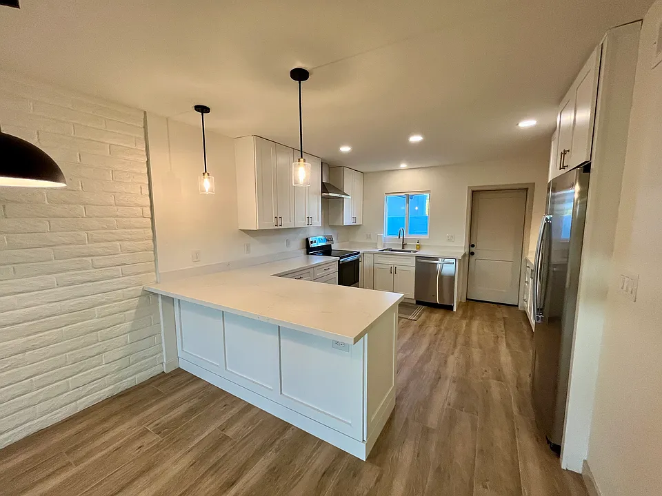 200 S Old Litchfield Rd #7