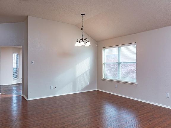 5th image of 441 Cambridge Dr