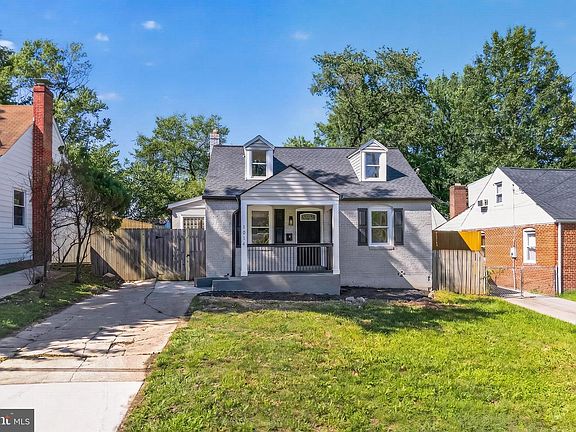 3rd image of 1014 Crawford Dr