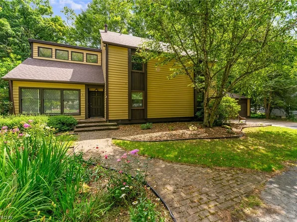 5573 Logan Arms Dr, Girard, OH 44420