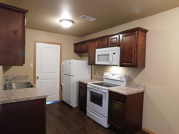 2nd image of 1454-1472 N Gray St #1458