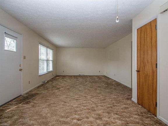 2nd image of 1302 Pembrooke Dr APT A