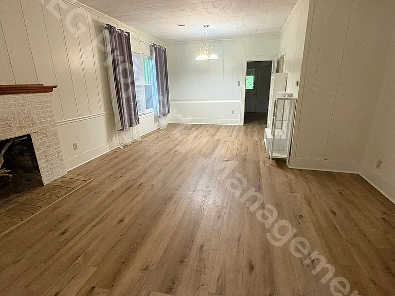 2028 Johnston Ave — Photo 9