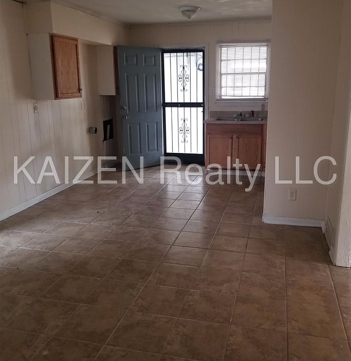 2nd image of 812 Parkrose Ave