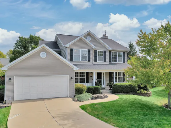 8 Plantation Ct, Bloomington, IL 61704