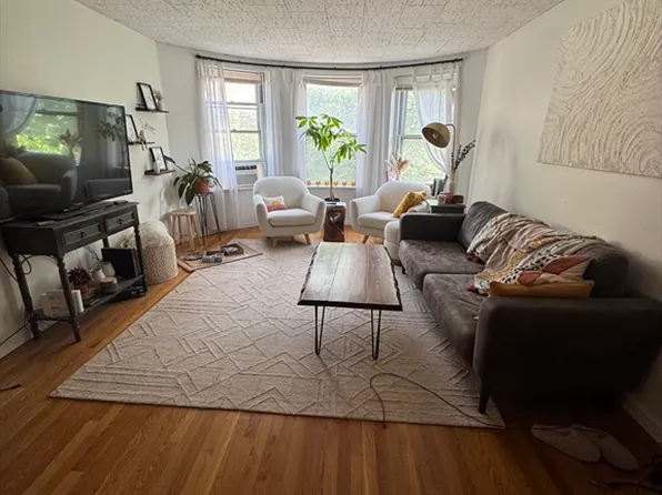 198 Saint Paul St APT 4, Brookline, MA 02446