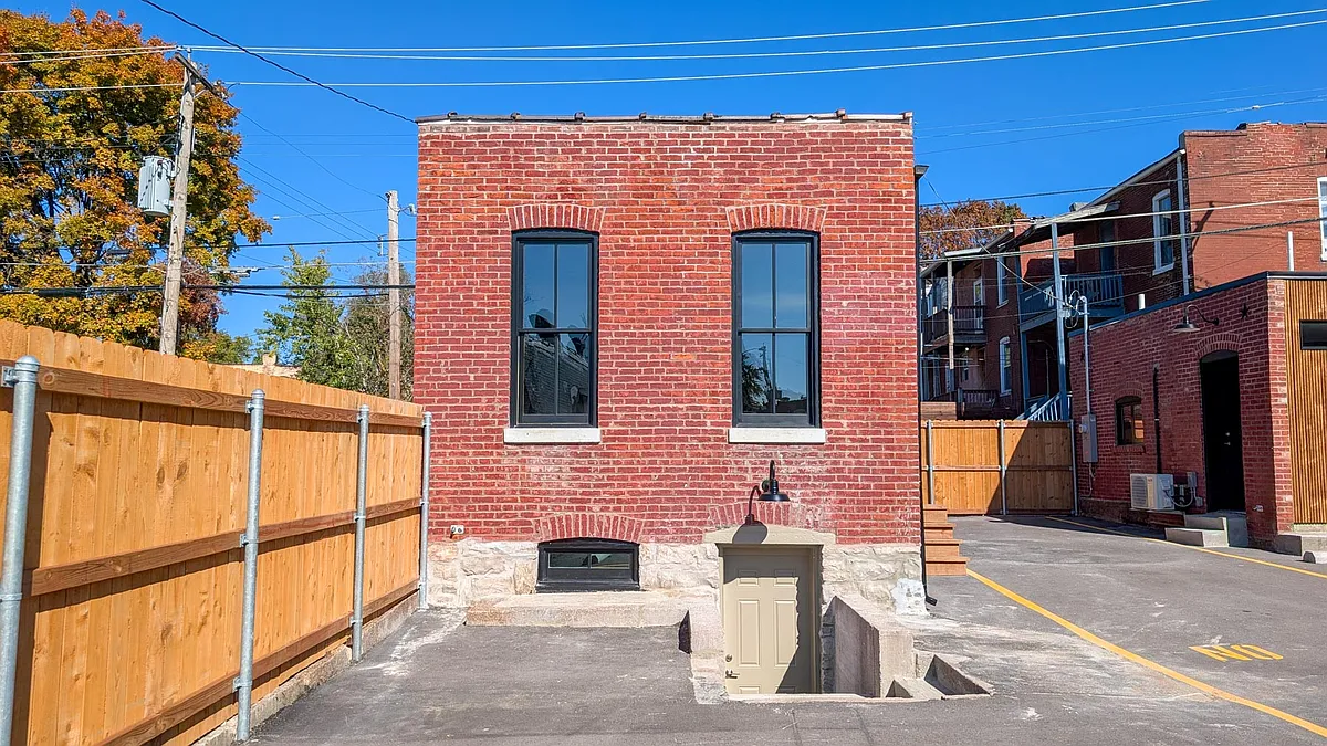 Building Photo - 2837 Chippewa St