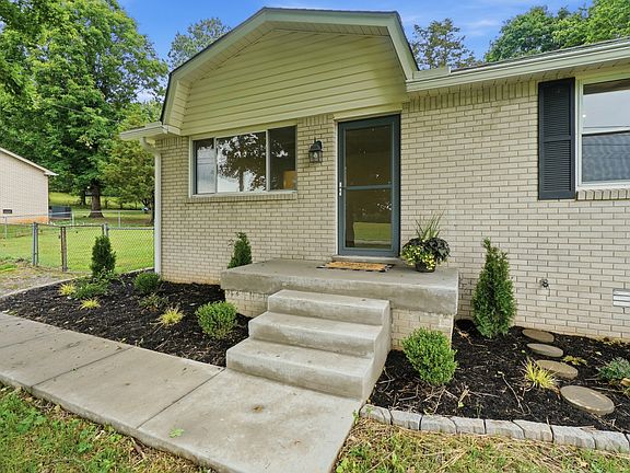 4th image of 2758 Goodsprings Rd