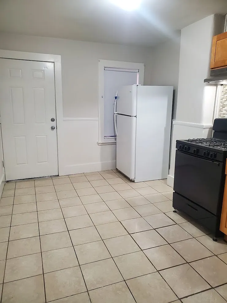 4 bed, 1.0 bath, 1000 sqft, $3,450 — Photo 3