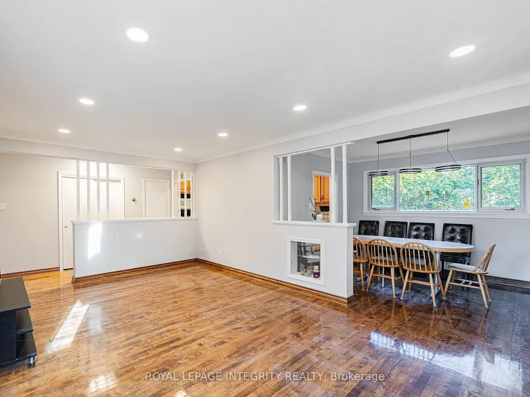 1746 Gage Cres #A — Photo 9