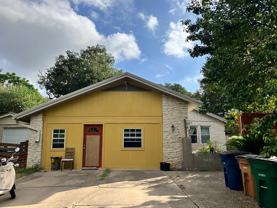 907 Nile St