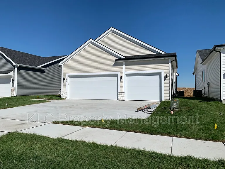 780 McIntosh Ct NE — Photo 3