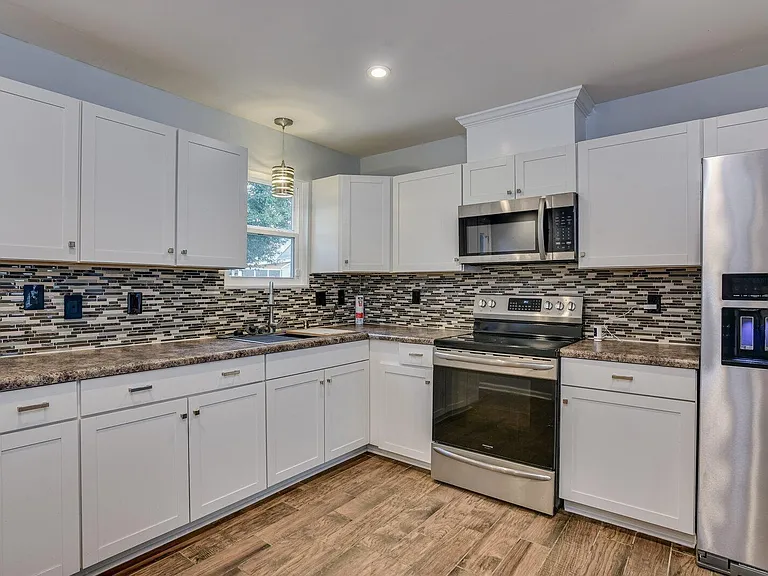 2211 Pleasant Dr — Photo 13