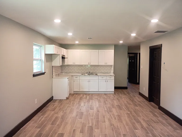 677 Baltimore St — Photo 3