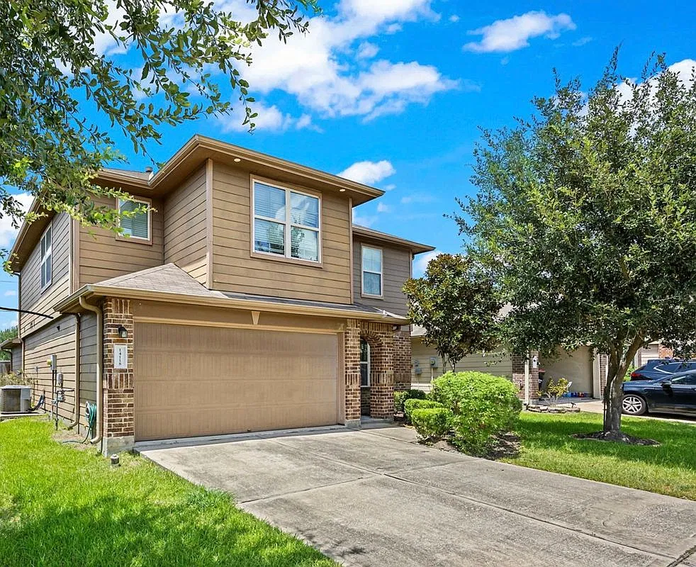 4 bed, 2.5 bath, 2437 sqft, $2,300 — Photo 1