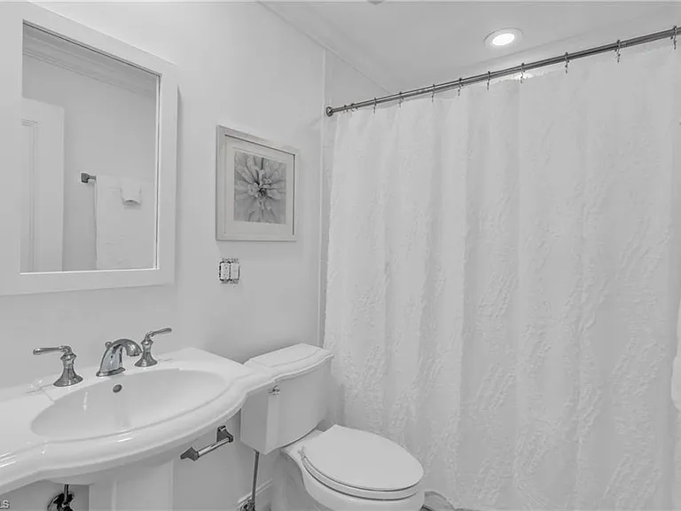 271 Broad Ave S #203 — Photo 8