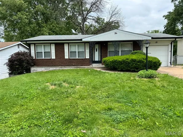 10 Lennox Ter, Maryland Heights, MO 63043