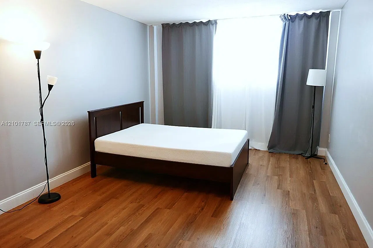 Three Seasons Condo Bldg — Photo 4