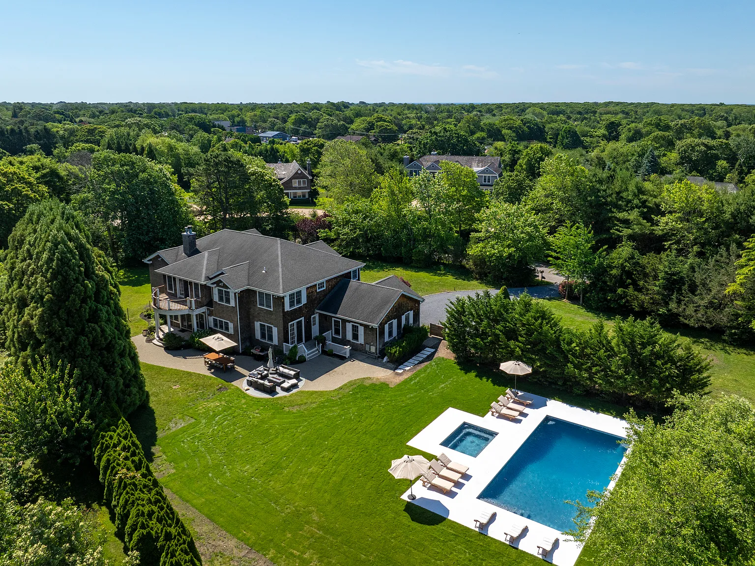 Exquisite Southampton Estate in Exclusive Parrish Pond Enclave — Photo 3