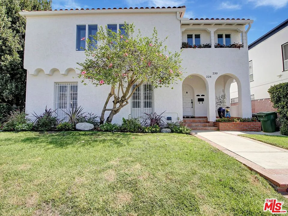 3 bed, 2.0 bath, 2400 sqft, $6,300 — Photo 1