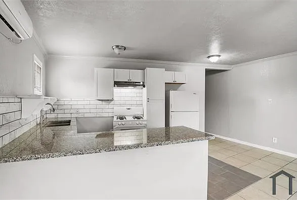 4811 Oakland St — Photo 22