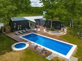 7042 East Rd, Three Oaks, MI 49128