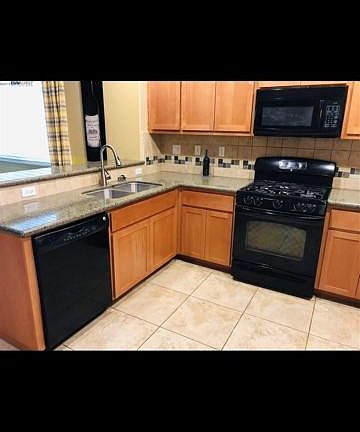 4th image of 700 Old Oak Ln Unit 1