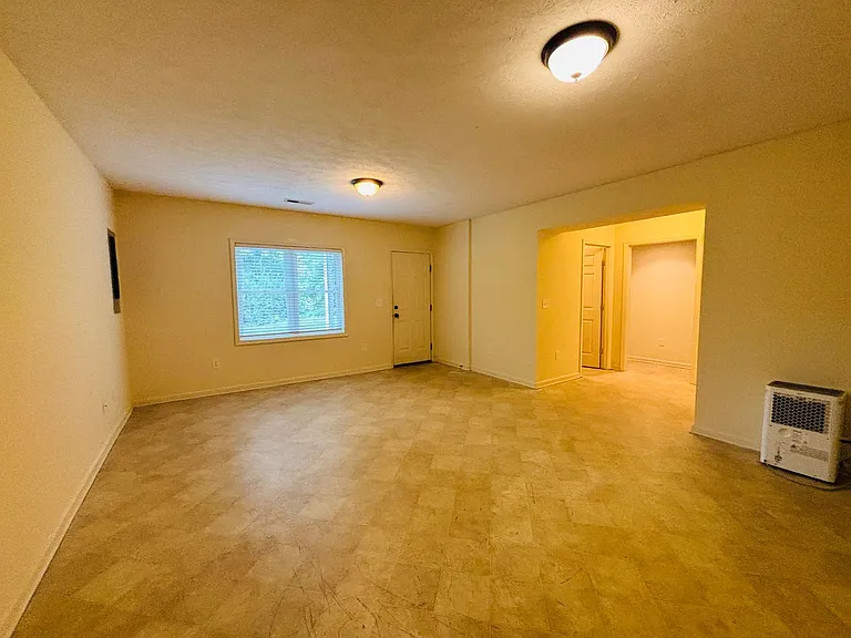812 Glade Rd — Photo 4