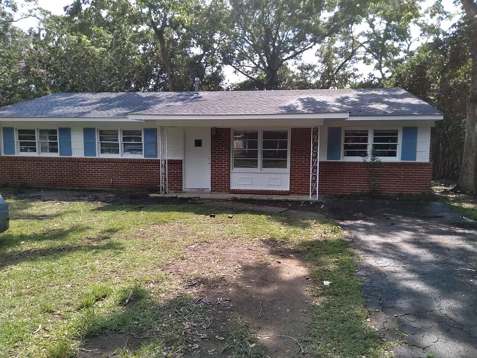 704 Deauville Dr