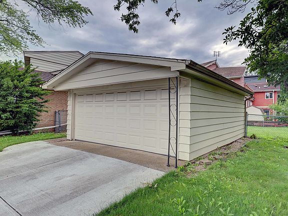 3rd image of 319 Vanna Ct