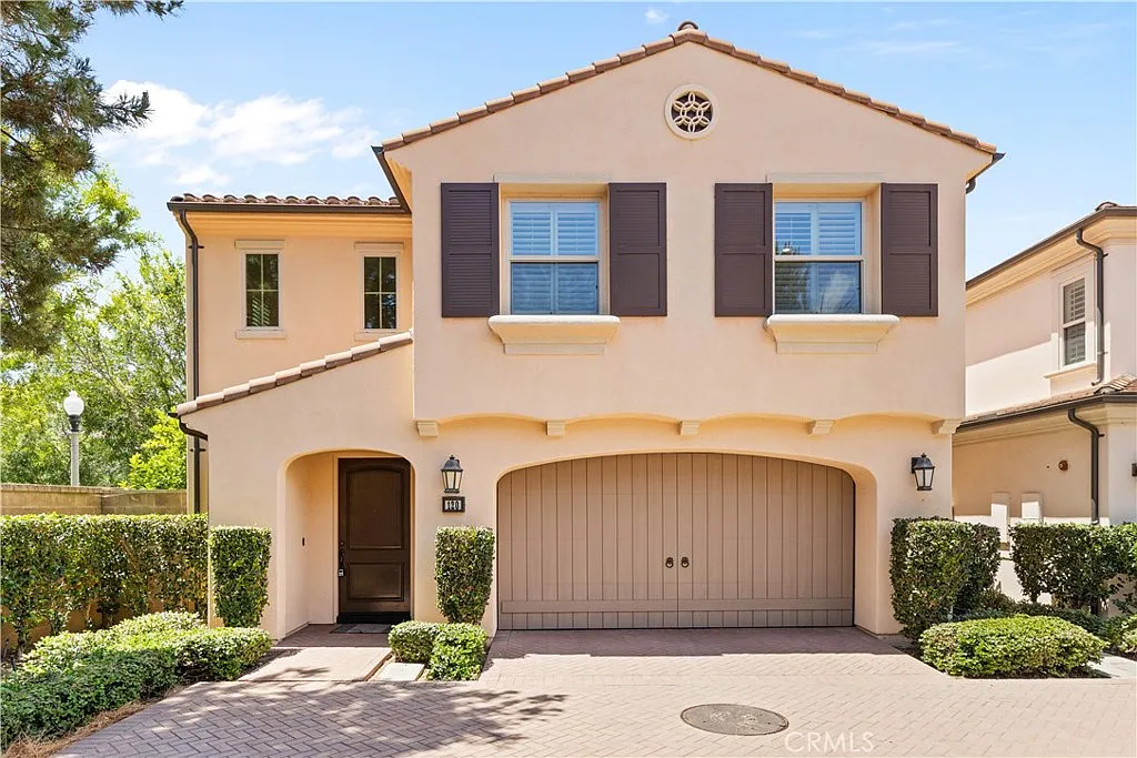 3 bed, 2.5 bath, 1861 sqft, $5,400 — Photo 1