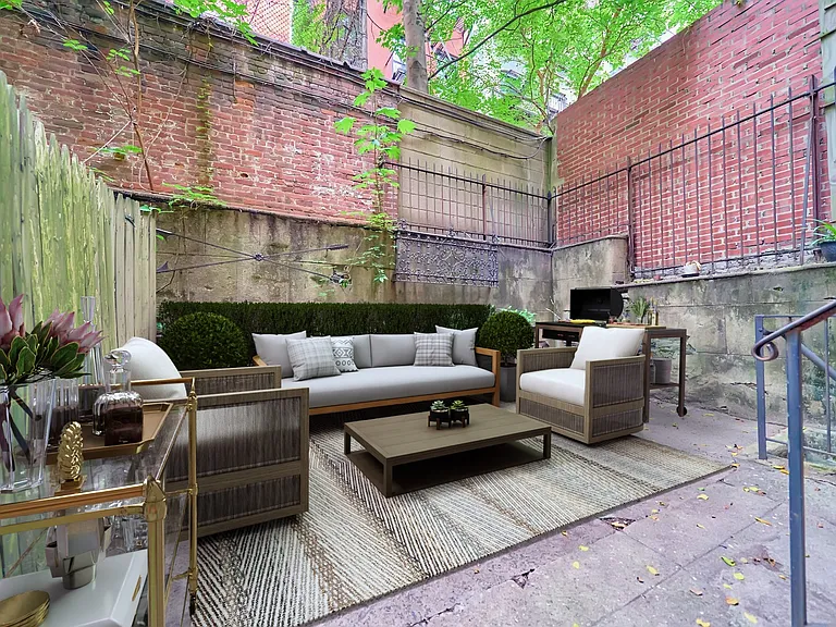 414 E 89th St #1R — Photo 1