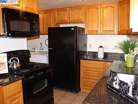 3rd image of 924 Dolores St
