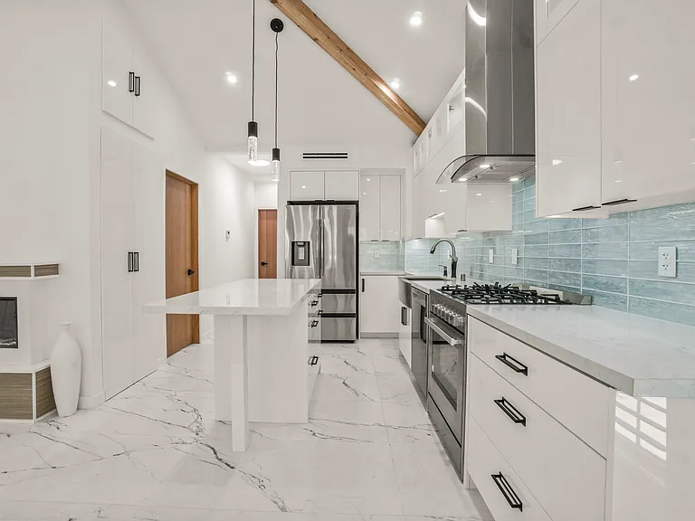 4230 Van Nuys Blvd — Photo 11