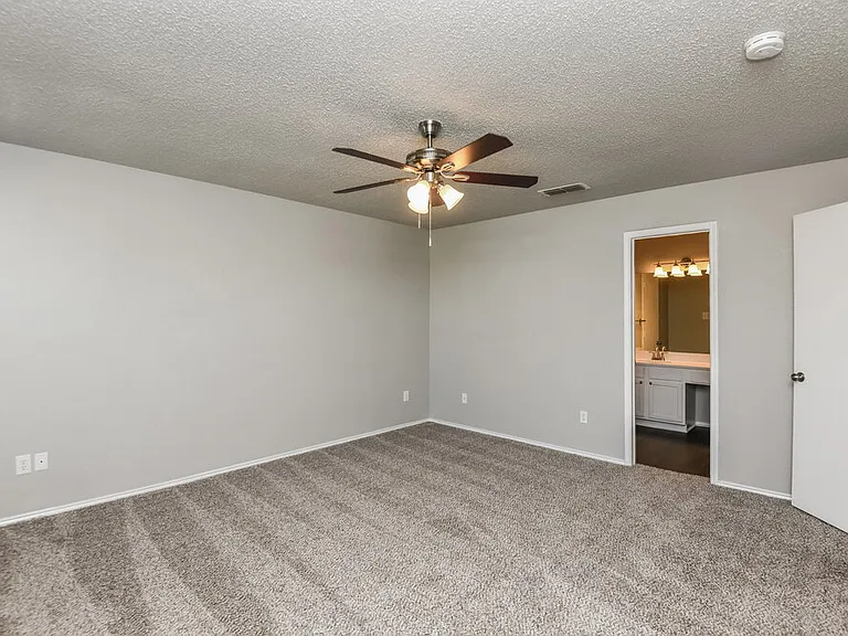 1121 Sandalwood Dr — Photo 13