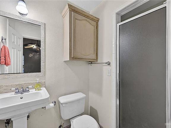 4th image of 701 Camellia Ave