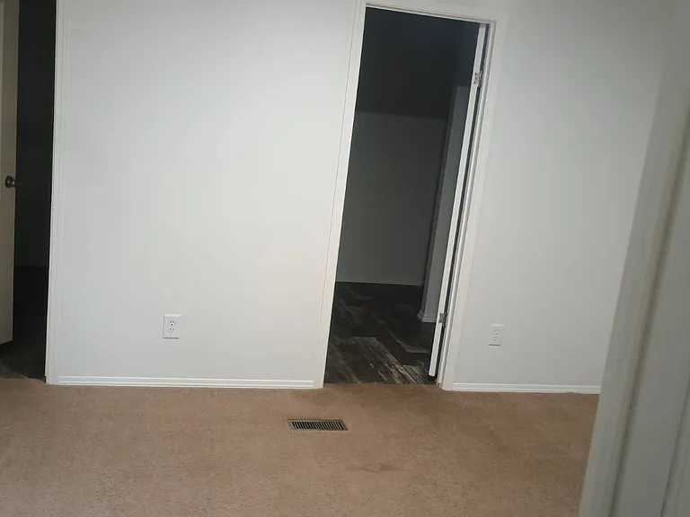 601 W 9th St #10 — Photo 3