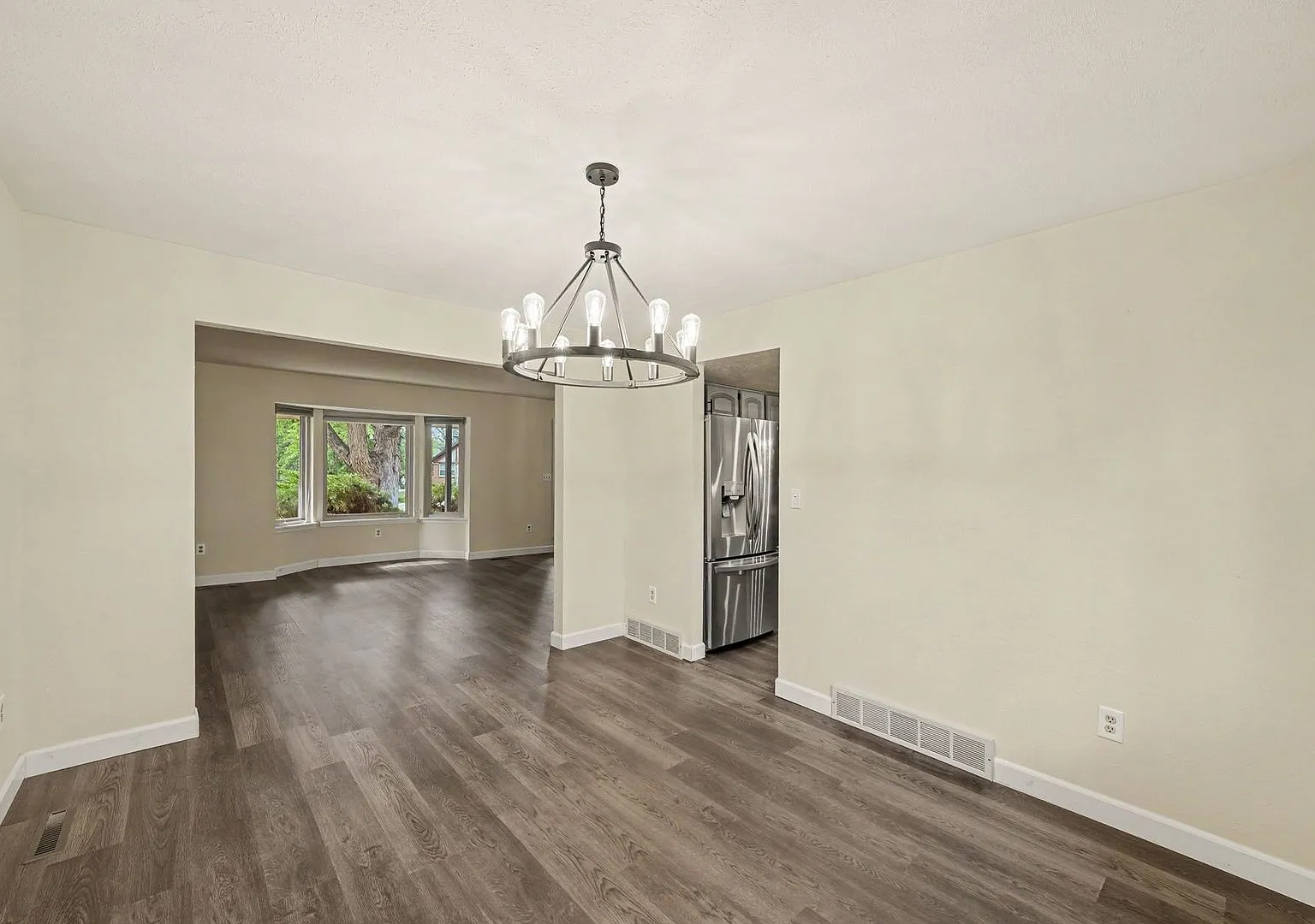 Highly Desirable 5 bed/ 4 bath with Indoor Pool - Available NOW — Photo 2