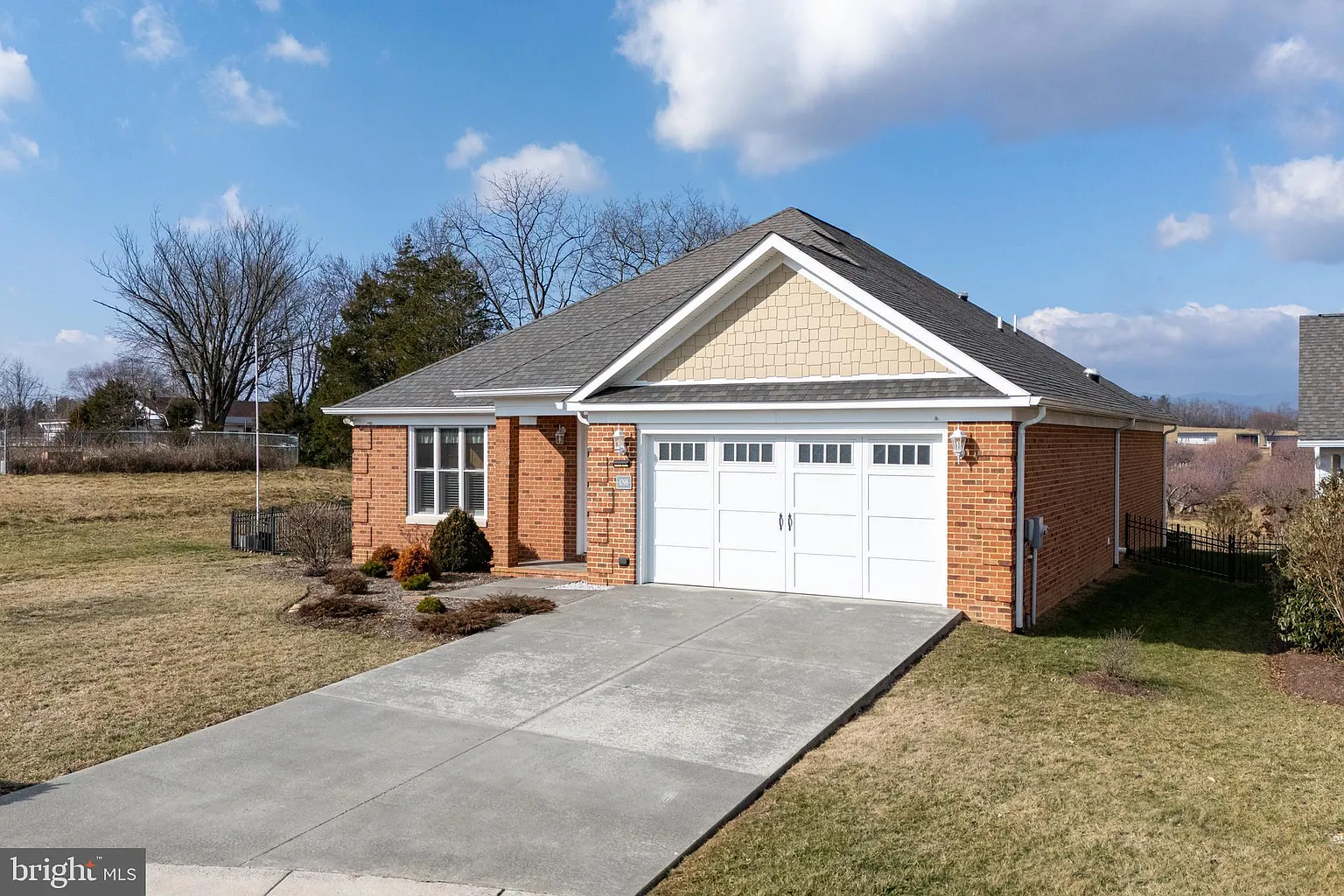 1098 Magnolia Ct photo 1