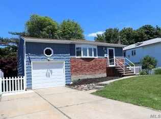 18 Knoll St, Lindenhurst, NY 11757