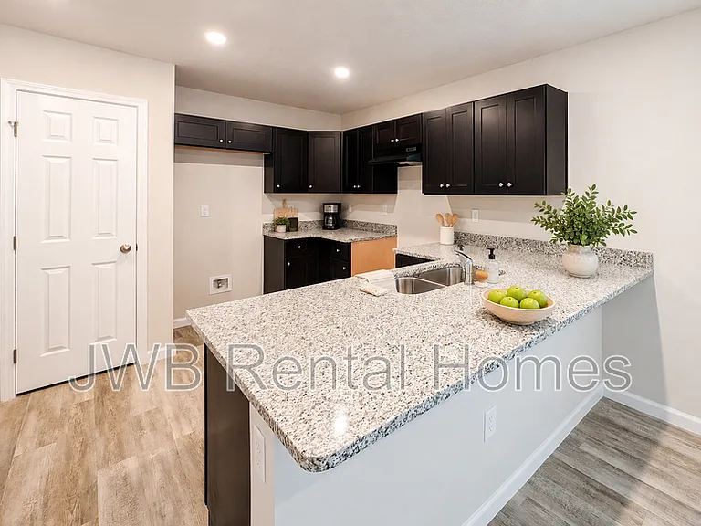 1213 Moat St — Photo 3