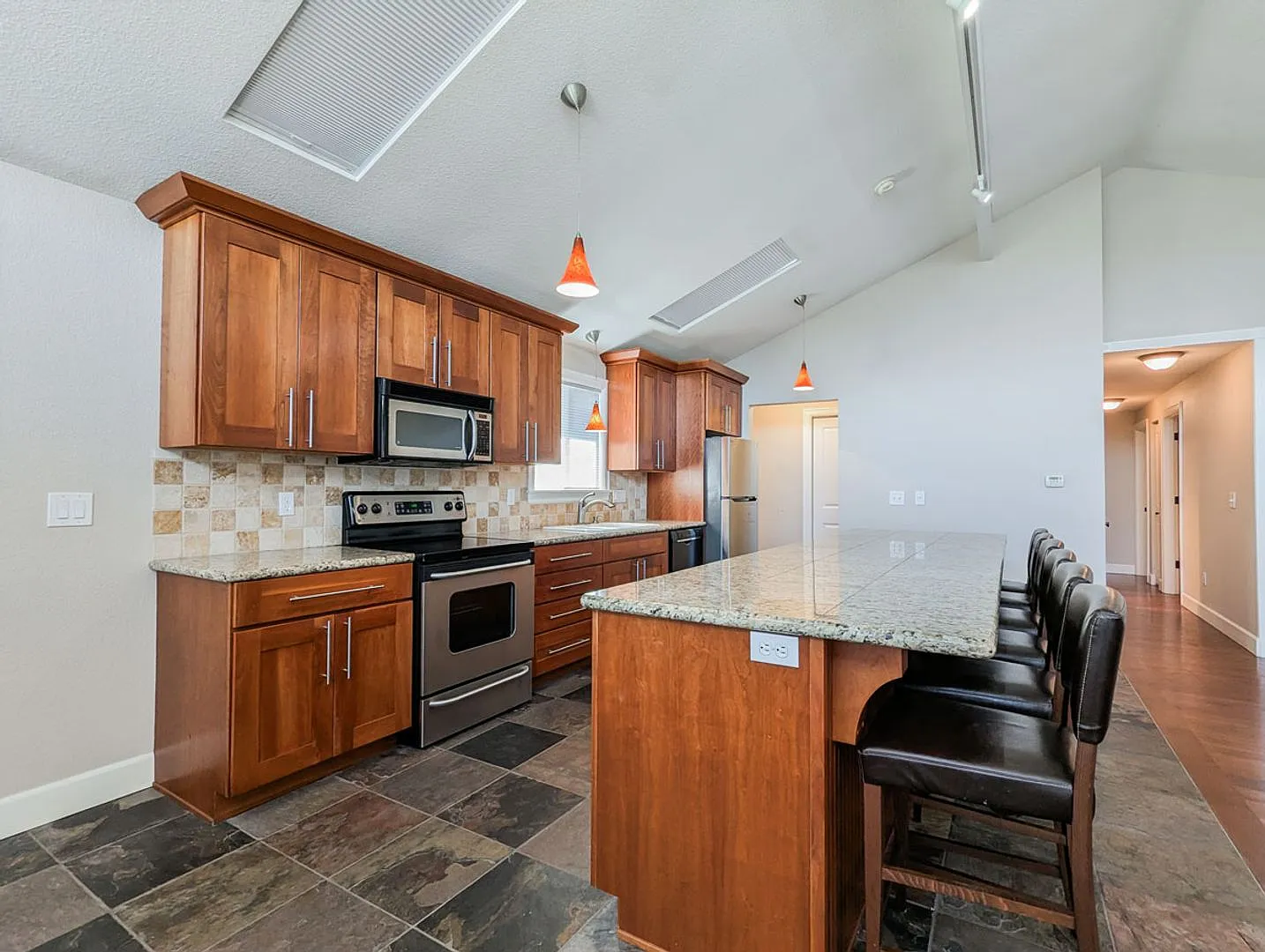 Charming 3 bed, 2 bath Lake Goodwin rambler! — Photo 2
