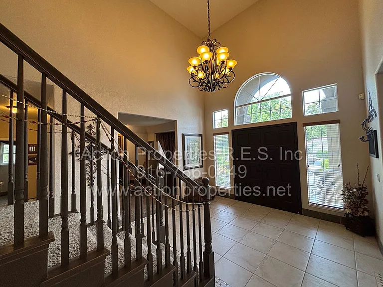 4726 Abbey Hl — Photo 7
