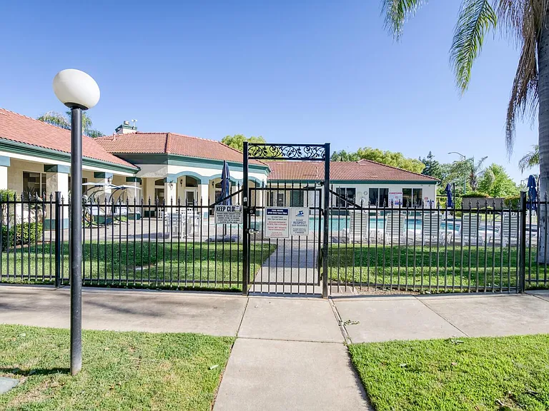 1542 E Alluvial Ave #103 — Photo 8