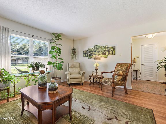 4th image of 1413 Seacliffe Dr