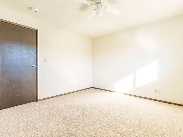525-Monmouth Villas — Photo 20