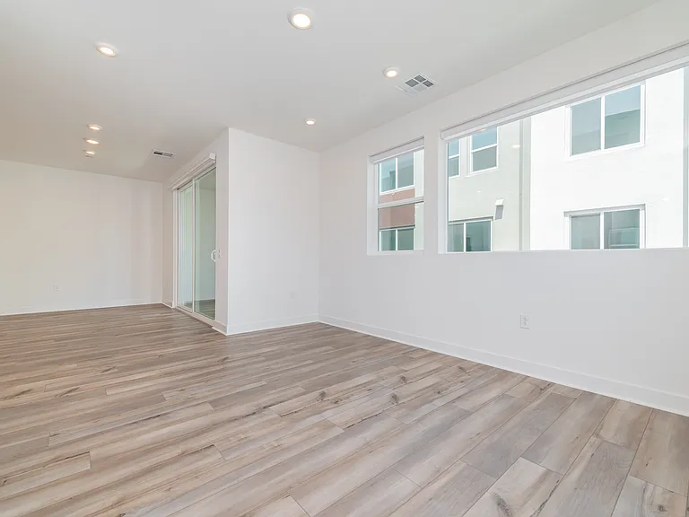 589 S Lyon St — Photo 3