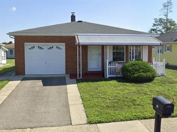 11 Le Diamant St, Toms River, NJ 08757