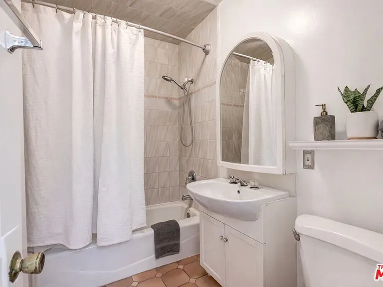 2427 N Gower St — Photo 8